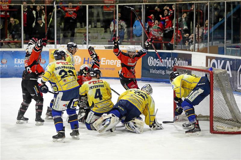 Falken fliegen aus den Play-offs: 2:3 gegen Adendorf Da keimt Hoffnung auf: Florian Spelleken (verdeckt) trifft in Überzahl zum zwischenzeitlichen 1:3. Foto: Neuendorf