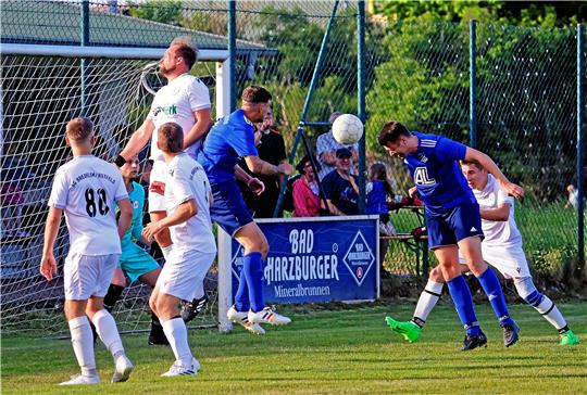 Da keimt Hoffnung auf für den FC Othfresen: Marvin Kaiser (2. v. r.) trifft nach einem Eckball zum zwischenzeitlichen 1:1. Am Ende aber jubelt die SG Bredelem/Astfeld. Foto: Epping