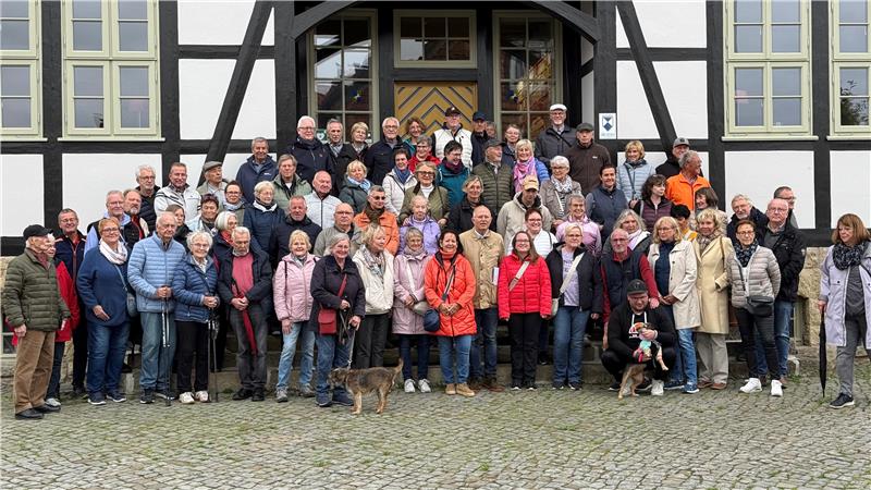 Auf Spurensuche durch den Ort: Woran erinnern sich die Bündheimer? Da kommen Erinnerungen hoch: Die 70 Teilnehmer stellen beim Rundgang das typische Konfirmationsfoto auf der Treppe des Niedersachsenhauses nach.