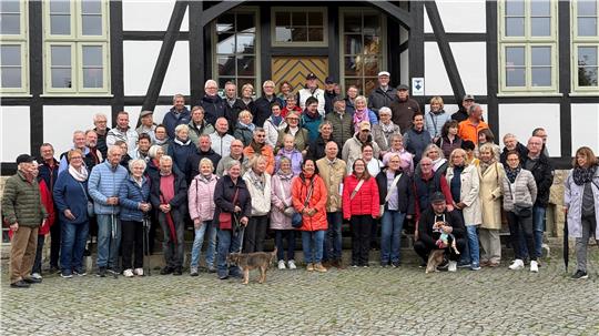 Da kommen Erinnerungen hoch: Die 70 Teilnehmer stellen beim Rundgang das typische Konfirmationsfoto auf der Treppe des Niedersachsenhauses nach.