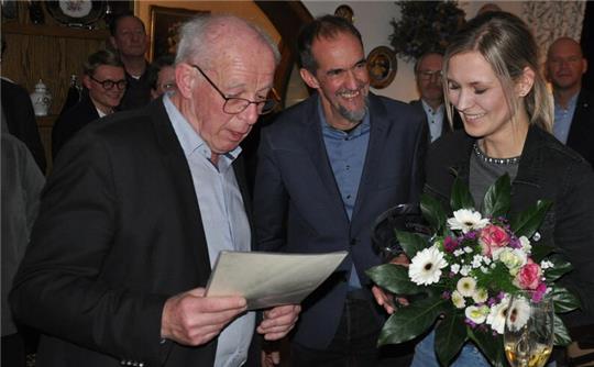 Da kommt Freude auf (v.l.): Ortsbürgermeister Heinrich Wilgenbus (CDU) und Vize Robert Vallespir (SPD) gratulieren Marnie Muchow, die den Ehrenpreis des Ortsrates erhält.
