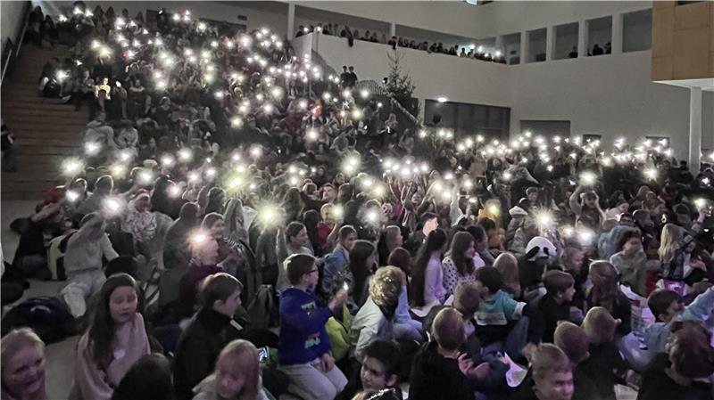 Da leuchtet das Forum: Mit Handylicht feiern die CvD-Schüler die Auftritte der Bands.