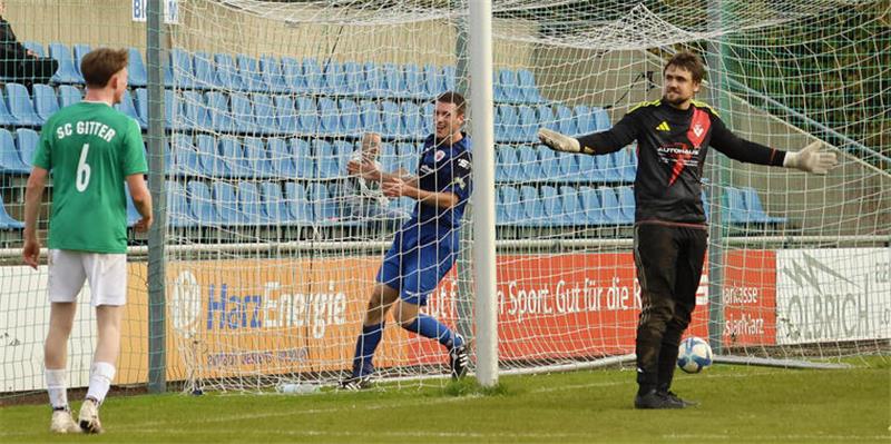 Da liegt der Ball schon wieder im Netz: Joe Hartwig bejubelt seinen Treffer zum zwischenzeitlichen 7:2, Gästetorwart Daniel Seidel und Ryan Casey sind ratlos. Foto: Epping
