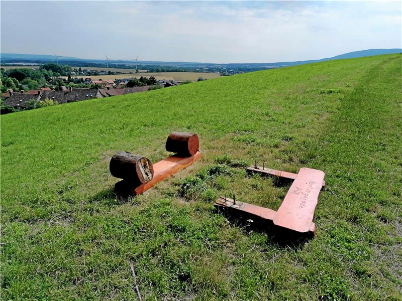 Da liegt sie in ihren Einzelteilen, die Bank auf dem Langenberg. Irgendwer hat sie kaputt getreten. Der Verein Pur ärgert sich, wird das Sitzmöbel aber reparieren, wohl eher aber ersetzen. Foto: Privat