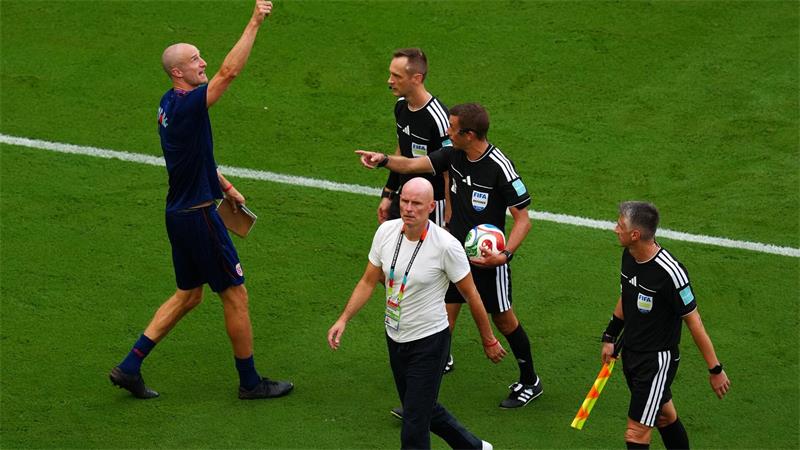 Da oben war das Problem: Norwegens Sportkoordinator Brede Hangeland (l) beschwert sich bei den Schiedsrichtern.  