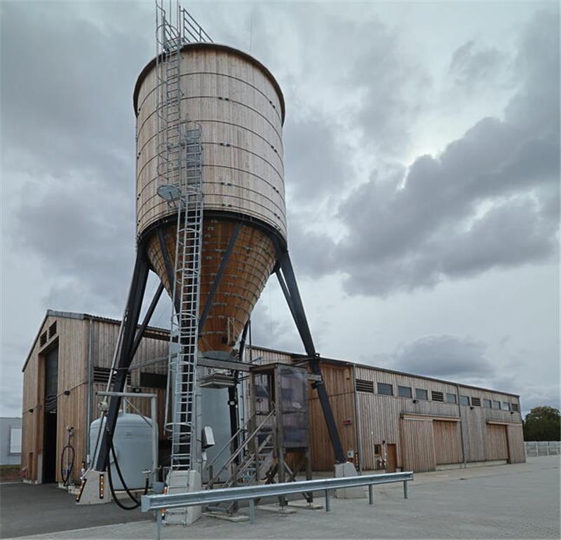 Da passt was rein: Niedersachsens größte Streustofflagerhalle mit Silo fasst bis zu 2200 Tonnen Salz.