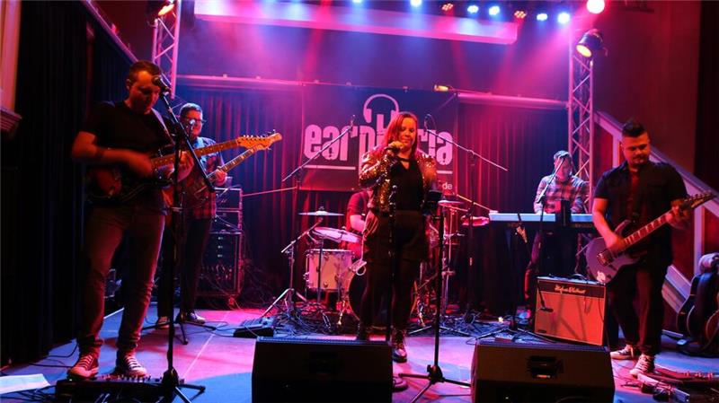 „Earphoria & friends“ rocken die Stahlstadt Da rockt die Kirche.
