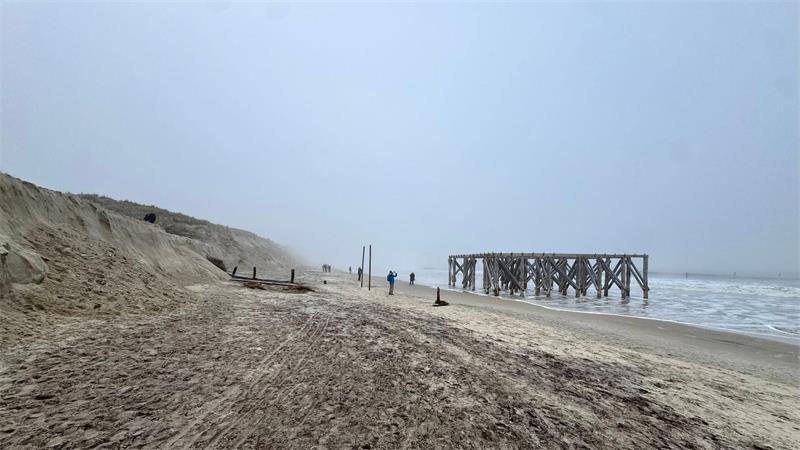 „Gewaltiges Loch“ – Sturmfluten spülen an Inseln Sand weg Da schon im Sommer an der Weißen Düne Sand fehlte, hatte das Staatsband den Badebetrieb dort abgesagt.