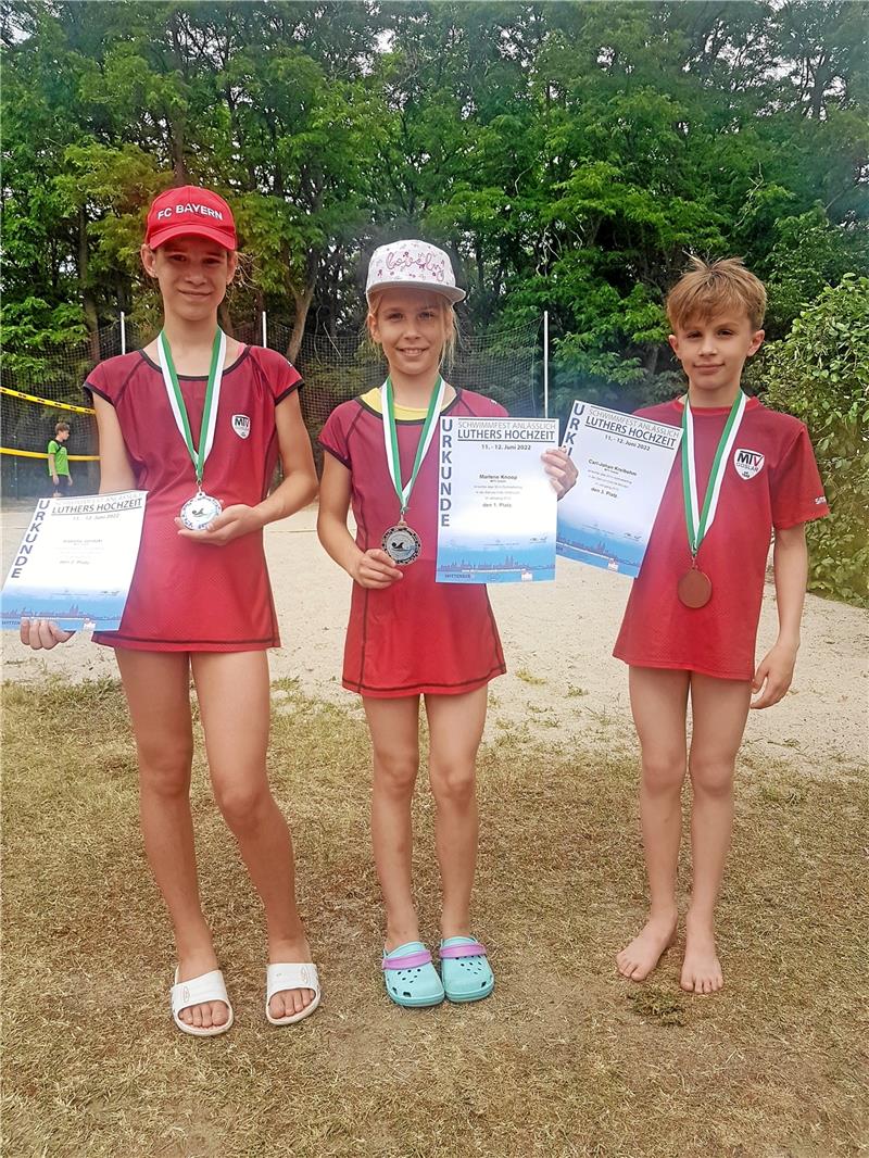 Da sind die Medaillen und die Urkunden: Marlene Knoop (Mitte), Isabella Janitzki (li.) und Carl Kreibohm sind beim Schwimmfest in der Lutherstadt Wittenberg für den MTV Goslar erfolgreich. Foto: Privat