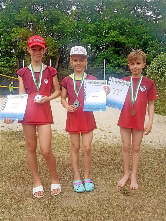Da sind die Medaillen und die Urkunden: Marlene Knoop (Mitte), Isabella Janitzki (li.) und Carl Kreibohm sind beim Schwimmfest in der Lutherstadt Wittenberg für den MTV Goslar erfolgreich. Foto: Privat
