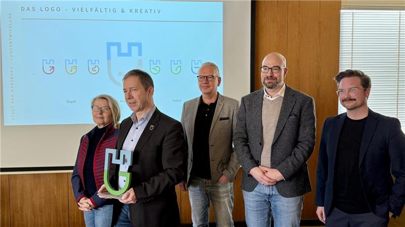 Neues Logo für Bad Harzburg: Viel Kritik und noch mehr Fragen Da die Verantwortlichen noch fröhlich und stolz: Erster Stadtrat Andreas Simon (2.v.l.) präsentiert am vergangenen Dienstag das neue Logo im Beisein von Alexander Klutzny (r.) und Silke Duda-Koch von Design-Office, die das Logo entworfen haben. Mit dabei auch Tobias Brandt (2.v.r.) und Dr. Jochen Wesemeier von der städtischen Wirtschaftsförderung.