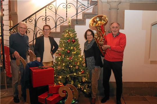 Da steckt Musik drin: Kassenwart Wolfgang Jennewein (von links), Musikschul-Direktorin Katharina Busmann, Vizevorsitzende Rose Meyer-Zurwelle und Vorsitzender Armin Nitsche freuen sich über die Rekordspende und die neuen Instrumente.  Foto: Hartmann