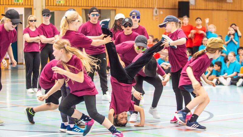 Projekt bringt 263 Kinder der Goslarer Goetheschule in Bewegung Da steht die Schule Kopf: Kein Problem, wenn auf die Klassenkameraden Verlass ist.