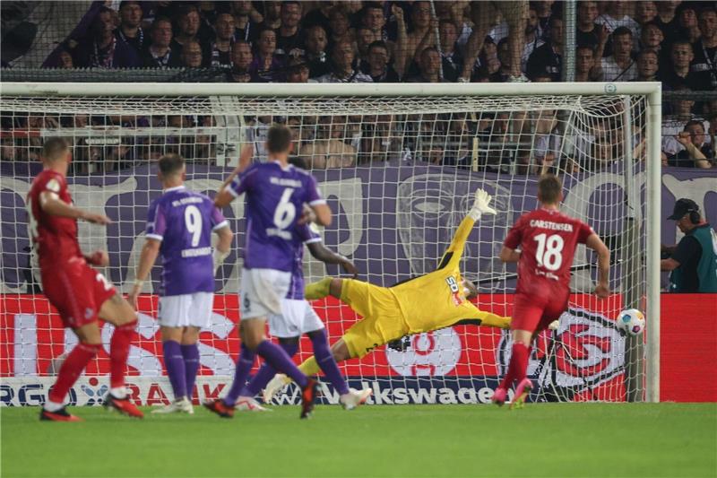 Köln nach Verlängerung weiter - Darmstadt scheitert Da war der Deckel drauf: der Ball von Torschütze Julian Chabot landet im Netz.