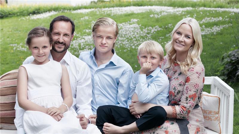 Da war die Welt noch in Ordnung: die Familie des norwegischen Kronprinzenpaars mit Marius Borg Høiby in der Mitte. (Handout)