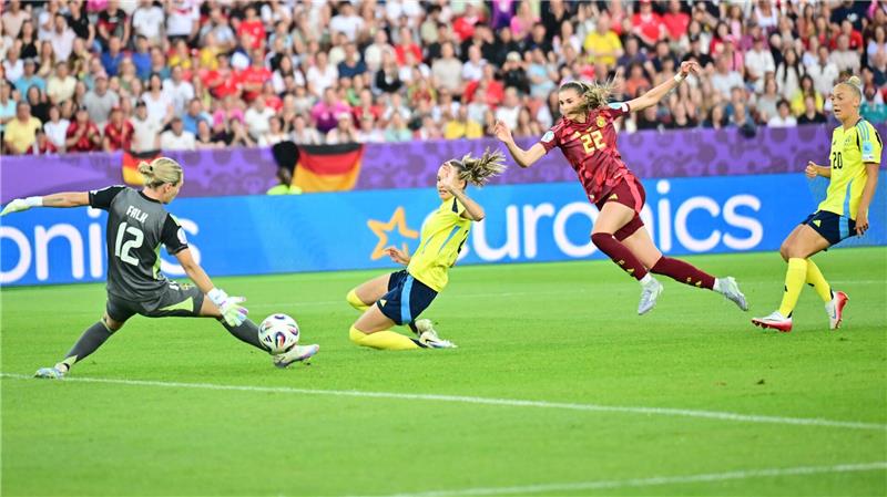 Da war noch alles in Ordnung für die DFB-Auswahl: Jule Brand (in Rot) erzielt das 1:0.