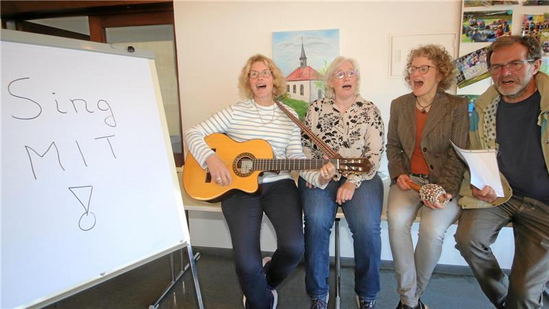 Da werden im Gemeindehaus fürs „SingMIT“ schon einmal die Stimmbänder geölt (v.l.): Garnet Günzel-Oberbeck, Friderike Herrling, Claudia Mehl und Rainer Hoffmeister.