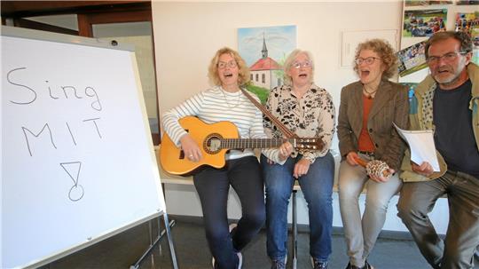 Da werden im Gemeindehaus fürs „SingMIT“ schon einmal die Stimmbänder geölt (v.l.): Garnet Günzel-Oberbeck, Friderike Herrling, Claudia Mehl und Rainer Hoffmeister.