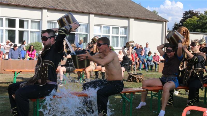 Dorffest in Othfresen mit Wikingerangriffen und Glaubensbekenntnis Da wird nicht nur vom Lachen die Hose nass.
