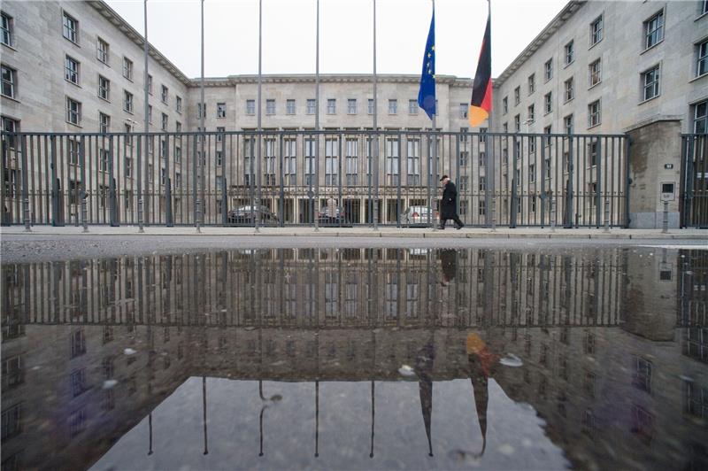 Attac bekommt weitere Dokumente - Teilerfolg vor Gericht Daas Bundesfinanzministerium in Berlin.