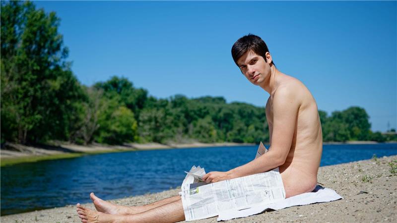 Dabei sollen die Teilnehmer auf den von Ferrat organisierten FKK-Swinger-Urlaub im August in Frankreich vorbereitet werden. 