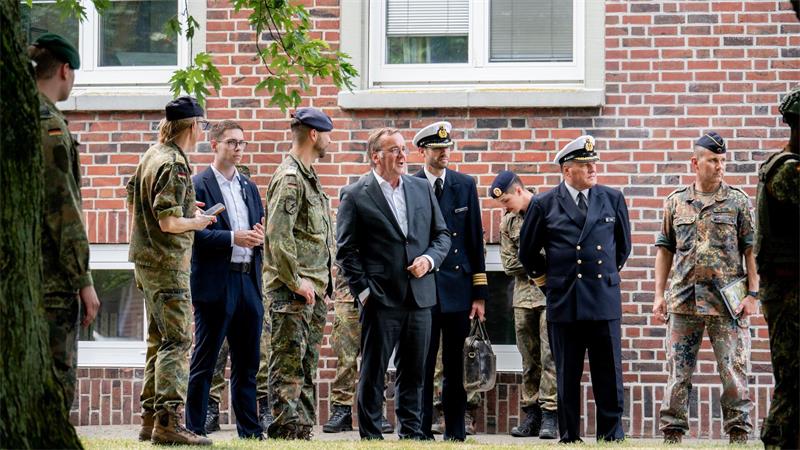 Wann die Entscheidung für einen Marinehafen getroffen wird Dabei sprach Pistorius mit Soldatinnen und Soldaten in Ausbildung.