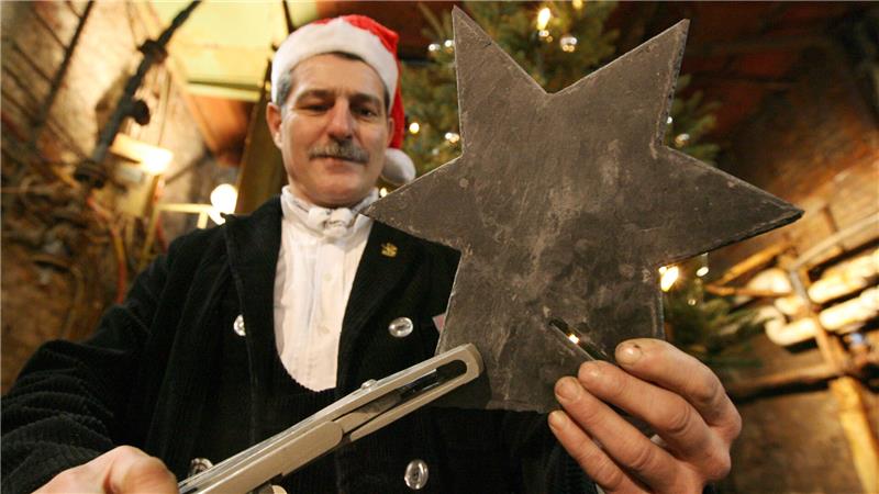 Wo im Landkreis Goslar und der Region Weihnachtsmärkte stattfinden Dachdecker Detlef Körner fertigt im Museum und Besucherbergwerk Rammelsberg in Goslar einen Weihnachtsstern aus einer Schiefertafel.