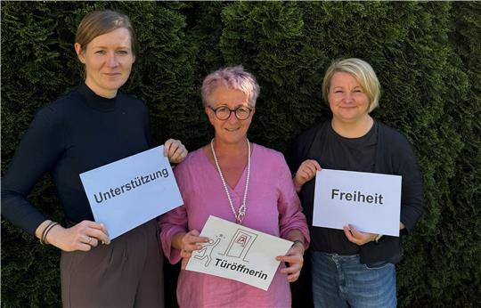 Dachdeckermeisterin Claudia Kreisel, Professorin Sandra Tschupke und Schulleiterin Anja Koch (v. l.) zeigen, worum es beim Türöffner-Stipendium des Zonta-Clubs Goslar geht.