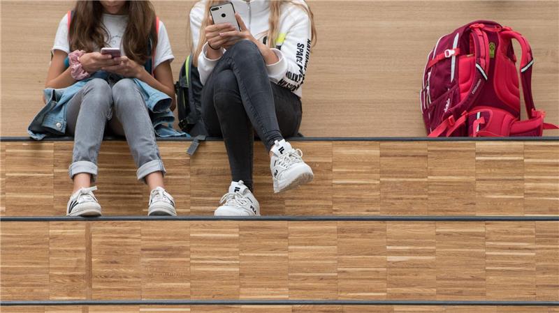 Smartphone in der Schule - was dafür und was dagegen spricht Daddeln in der Pause – Bewegung und Gespräche kommen da zu kurz, warnen Experten. (Symbolbild)