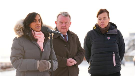 Dänemarks Außenminister Lars Løkke Rasmussen, hier mit seinen Amtskolleginnen aus Kanada (l) und Grönland (r), glaubt an eine Einigung mit den USA.