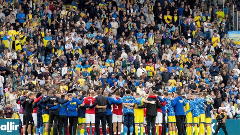 Dänemarks Christian Eriksen brach während eines Spiels gegen die Ukraine erneut auf dem Spielfeld zusammen.