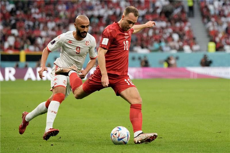 Torloses Eriksen-Comeback: „Natürlich nicht zufrieden” Dänemarks Christian Eriksen (r) kommt gegen Tunesiens Issam Jebali zum Schuss.