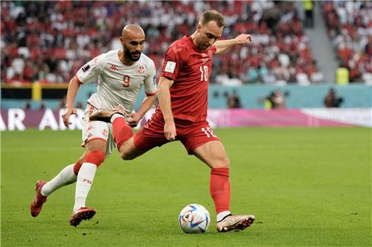 Dänemarks Christian Eriksen (r) kommt gegen Tunesiens Issam Jebali zum Schuss.