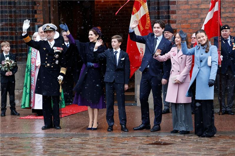 Dänemarks neuer König Frederik bei Festgottesdienst geehrt Dänemarks König Frederik X. (l-r), Königin Mary, Prinz Vincent, Kronprinz Christian, Prinzessin Isabella und Prinzessin Josephine kommen zur Feier des Thronwechsels in die Kathedrale von Aarhus.