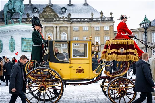 Dänemarks Königin Margrethe II. winkt, während sie in einer Pferdekutsche zum Schloss Christiansborg fährt - wo bald der Thronwechsel vollzogen wird.