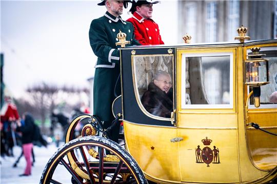 Dänemarks Königin Margrethe II. wird auf ihrem Weg vom Schloss Christian IX. in Amalienborg zum Schloss Christiansborg in Kopenhagen von einem Husarenregiment eskortiert.