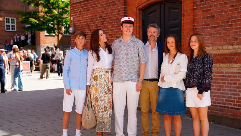 Dänemarks Kronprinz Christian (3.v.l) mit seinen Eltern König Frederik (3.v.r), Königin Mary (2.v.l) und seinen Geschwistern, Prinz Vincent (l), Prinzessin Josephine und Prinzessin Isabella (r).