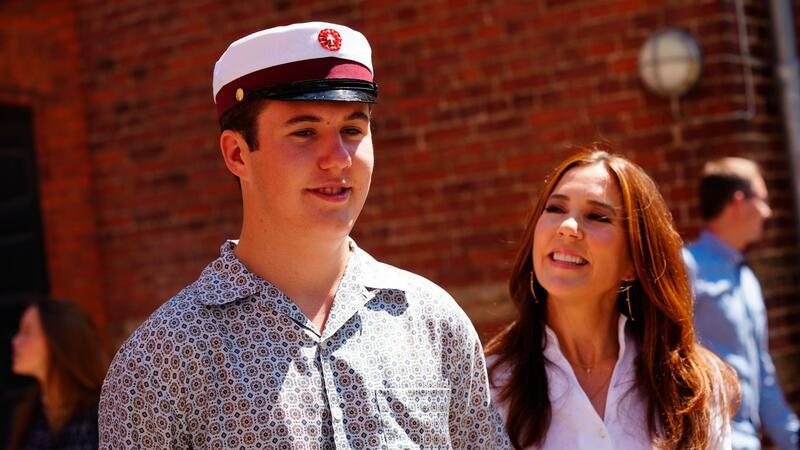 Dänemarks Kronprinz Christian neben seiner Mutter Königin Mary, nachdem er sein Abitur am Ordrup Gymnasium bestanden hat.