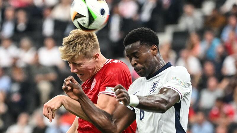 Kane trifft und patzt: England nur 1:1 gegen Dänemark Dänemarks Rasmus Höjlund (l) und Englands Marc Guehi liefern sich ein Kopfballduell.