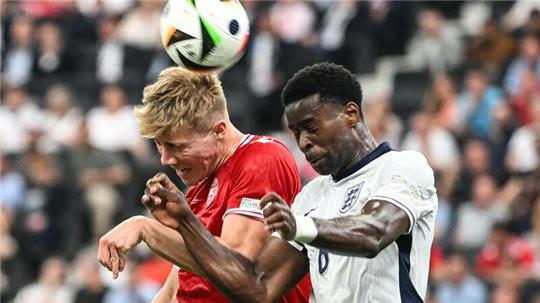 Dänemarks Rasmus Höjlund (l) und Englands Marc Guehi liefern sich ein Kopfballduell.