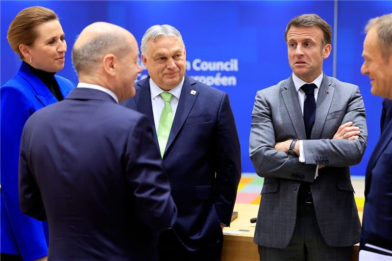 Dänermarks Ministerpräsidentin Mette Frederiksen (l-r), Bundeskanzler Olaf Scholz, Ungarns Regierungschef Viktor Orban sowie Frankreichs Staatspräsident Emmanuel Macron in Brüssel.