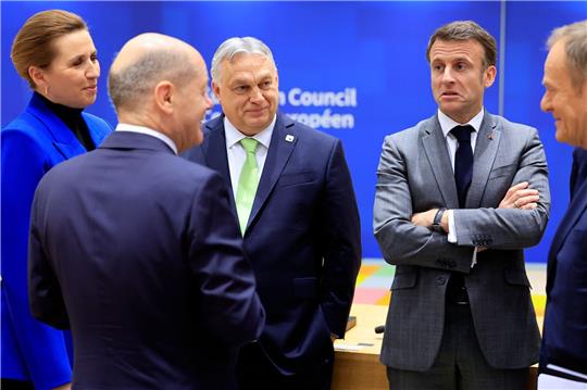 Dänermarks Ministerpräsidentin Mette Frederiksen (l-r), Bundeskanzler Olaf Scholz, Ungarns Regierungschef Viktor Orban sowie Frankreichs Staatspräsident Emmanuel Macron in Brüssel.
