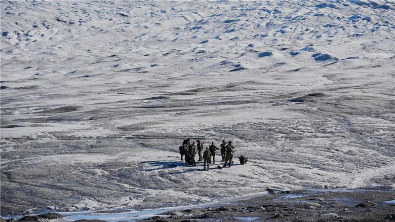 Bilder des Tages Dänische Streitkräfte nehmen an einer Übung in Grönland mit Hunderten von Soldaten aus mehreren europäischen NATO-Mitgliedsstaaten teil.