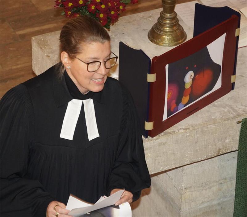 Dagmar Hinzpeter erzählt die Geschichte von St. Martin.