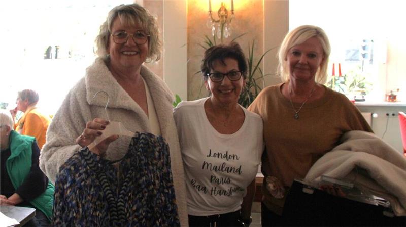 „Mon Amie“ stellt neue Kollektion in Bad Harzburg vor Dagmar Hückelheim (Mitte) freut sich mit zwei ihrer Models über ihre Modenschau.
