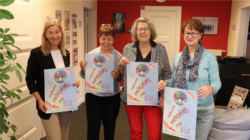 Dagmar Kleudgen (Volksbank Nordharz eG) (v.l.), Ulrike Olbrich und Jutta Schober (Bürgerstiftung) und Kirsten Brocks (Stadtbibliothek) freuen sich auf den nächsten Vorlesetag unter gemeinsamer Regie.