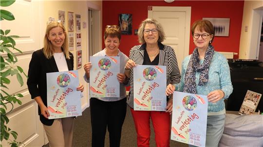 Dagmar Kleudgen (Volksbank Nordharz eG) (v.l.), Ulrike Olbrich und Jutta Schober (Bürgerstiftung) und Kirsten Brocks (Stadtbibliothek) freuen sich auf den nächsten Vorlesetag unter gemeinsamer Regie.