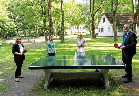 Dagmar Kleudgen und Markus Creydt von der Volksbank Nordharz als Sponsor an der neuen Tischtennisplatte, dahinter (v.li.) Frauke Wagner und Jutta Hermann.  Foto: Hohaus