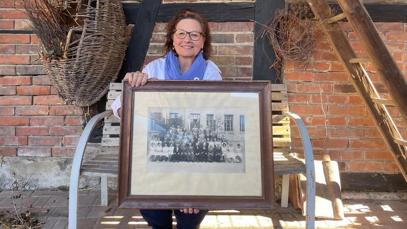 Dagmar Mönnecke-Koroma kümmert sich um Immenröder Geschichte Dagmar Mönnecke-Koroma hält ein Bild des Immenröder Gesangvereins von 1961 in den Händen.