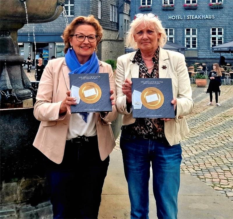 Dagmar Mönnecke-Koroma (links) und Ursula Jung haben ein regionales Kochbuch geschrieben. Fotos: Sowa, Eine